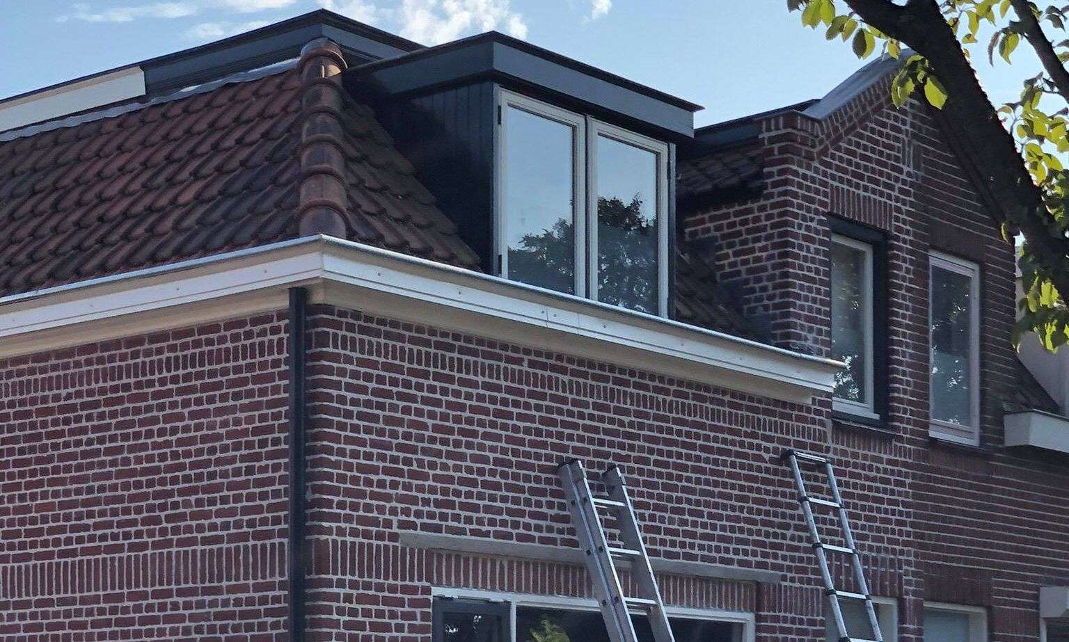 Met de ladden een dakgoot inspecteren in Harmelen