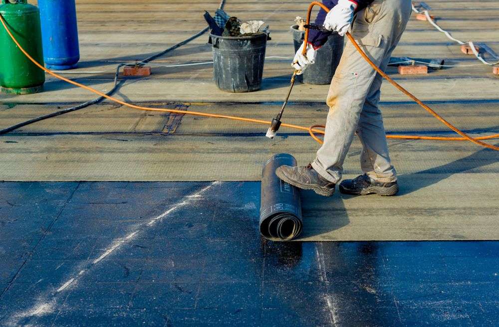 Nieuw dak met bitumen leggen in Harmelen